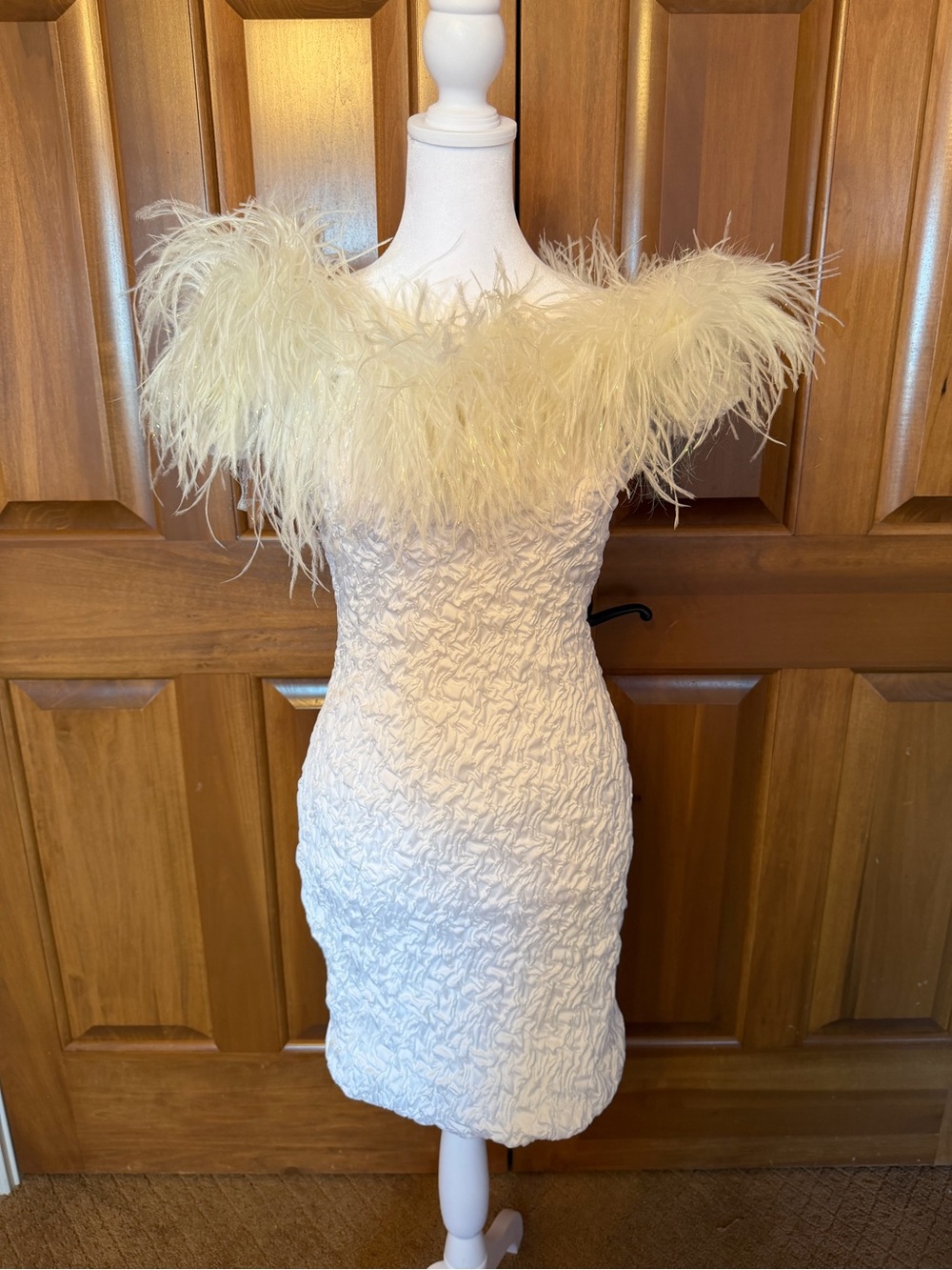 Betsy And Adam White Body on Fitted Dress With Feathers Women’s size 3-4 READ*
